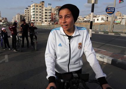 فتيات في مدينة غزة يتدربن على ركوب الدراجة