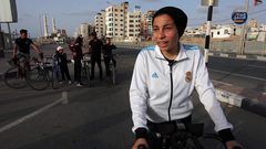 فتيات في مدينة غزة يتدربن على ركوب الدراجة