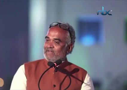 مدير يُهدي موظفيه سيارات و شقق وودائع نقدية