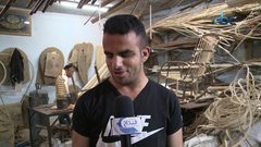 انطفأ بصره فاشتعلت بصيرته ليبدع بفن الخيزران