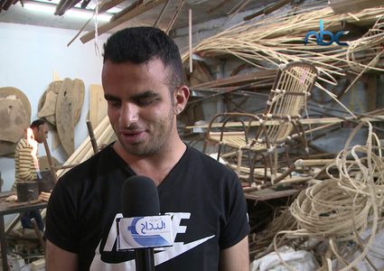 انطفأ بصره فاشتعلت بصيرته ليبدع بفن الخيزران