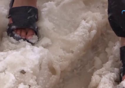 عاصفة ثلجية تضرب أكبر مخيم للاجئين السوريين في لبنان