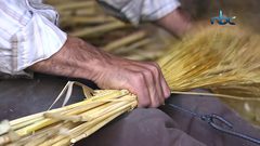 "مكانس القش" مهنة عريقة مهددة بالاندثار