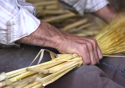 "مكانس القش" مهنة عريقة مهددة بالاندثار