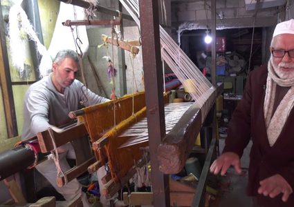 الحياكة والنسيج على النول اليدوي مهنة تتوارثها عائلة الصواف
