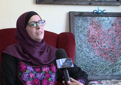 الفنانة وفاء الأدهمي تبدعُ في رسم لوحاتها الفنية بالعجينة