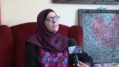 الفنانة وفاء الأدهمي تبدعُ في رسم لوحاتها الفنية بالعجينة