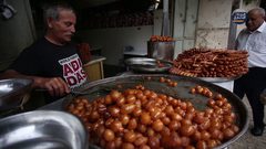 من أجواء رمضان في البلدة القديمة في مدينة نابلس