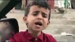 الطفل اليمني بائع الماء يروج بضاعته بصوته الساحر