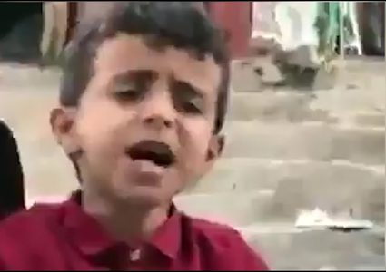 الطفل اليمني بائع الماء يروج بضاعته بصوته الساحر