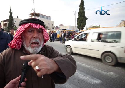 أهالي تقوع يحتجون على استمرار الاحتلال إغلاق مداخل البلدة