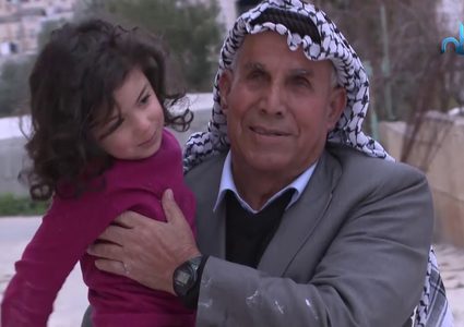 الحاج موسى لم يمنعه فقدان بصره من مواصلة شغفه في العزف