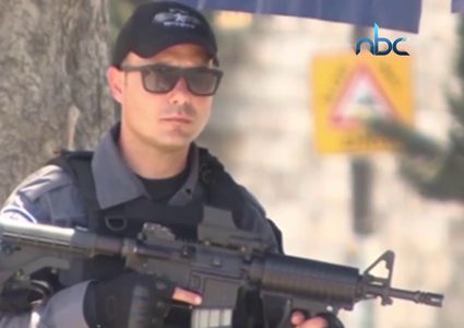 مغترب يبكي بحرقة عند دخوله لساحات الأقصى ورؤيته قبة الصخرة