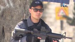 مغترب يبكي بحرقة عند دخوله لساحات الأقصى ورؤيته قبة الصخرة