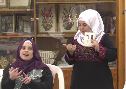 الطناني تحدت إصابتها بمرض متلازمة داون لتصبح اول مدربة تطريز