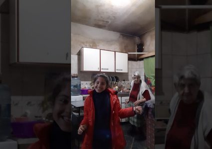 جدة ترقص مع حفيدتها على أنغام الموسيقى