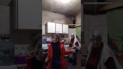 جدة ترقص مع حفيدتها على أنغام الموسيقى