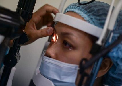 لهذه الأسباب يجب وقف عمليات الليزك فورا