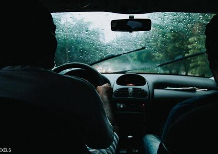 هل يجب تشغيل السيارة قبل تحريكها في الطقس البارد؟