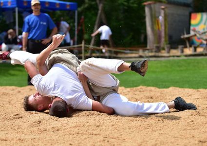 ركلة "غير مقصودة" تكسر فك حكم في حلبة مصارعة