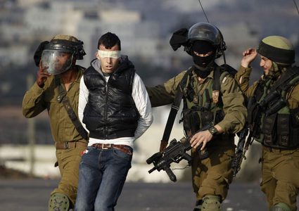 قوات الاحتلال تعتقل ناشطا في المقاومة الشعبية شمال بيت لحم