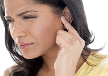 حيل بسيطة تخلصك من ألم الأذنين عند الطيران