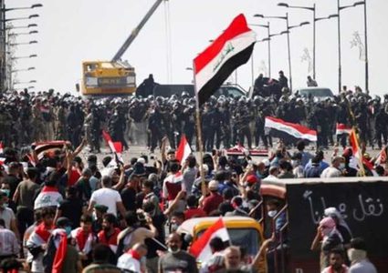 المحتجون يسيطرون على ثالث جسر في بغداد