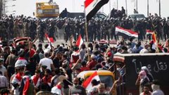 المحتجون يسيطرون على ثالث جسر في بغداد