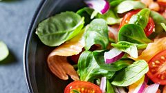 سلطة السبانخ مع السلمون