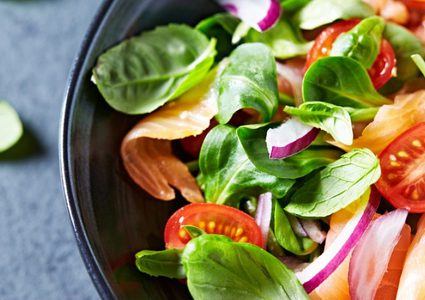 سلطة السبانخ مع السلمون