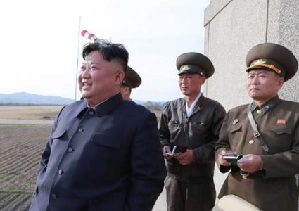 زعيم كوريا الشمالية يشرف على تدريبات جوية