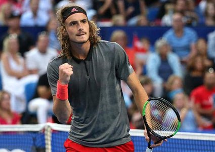 اليوناني تسيتسيباس يحرز أهم لقب في مسيرته