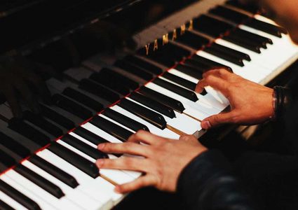 مريض يعزف 'البيانو' أثناء جراحة في دماغه