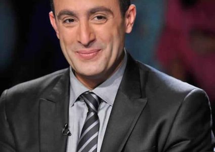 أحمد السقا ينفي شائعة انفصال والديه