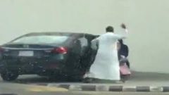 سعودي يعنف ابنته بشدة ويثير جدلا