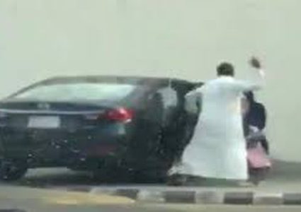 سعودي يعنف ابنته بشدة ويثير جدلا