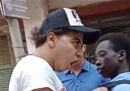 مصر تحتجز ثلاثة شبان بعد حادثة تنمر وسخرية