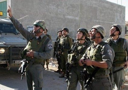 قوات الاحتلال تستدعي شابا وتستولي على 12 ألف شيكل