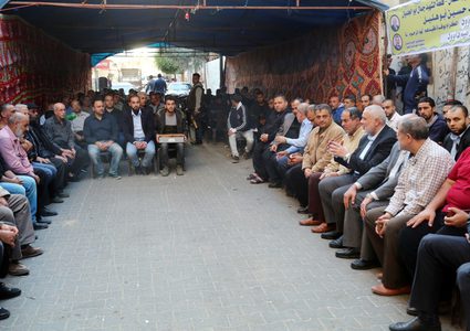 هنية يؤدي واجب العزاء بوفاة الزميل الصحفي محمد داوود