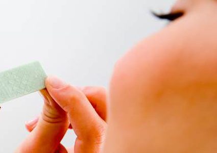 دراسة: مضغ العلكة بعد الطعام يحمي الأسنان من التساقط