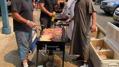 شباب مسلمون يطعمون ضحايا حرائق الغابات الأسترالية