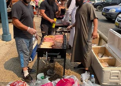 شباب مسلمون يطعمون ضحايا حرائق الغابات الأسترالية