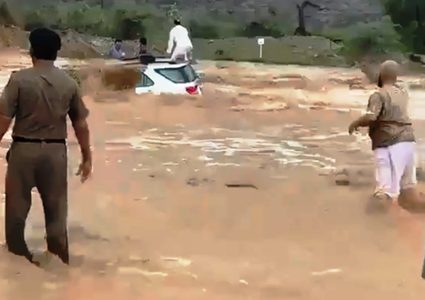 سائق جرافة يقتحم سيلا جارفا وينقذ 3 أشخاص