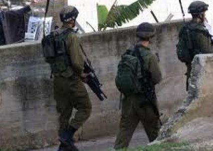 الاحتلال يقتحم منزل مواطن في القدس ويعبث بمحتوياته