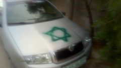 مستوطنون يعطبون عشرات الإطارات ويخطون الشعارات في كفر الديك