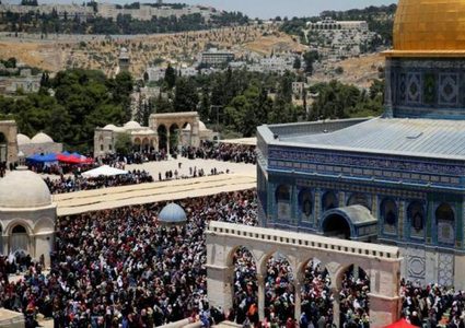 عشرات الآلاف يؤدون صلاة الجمعة في "الأقصى"