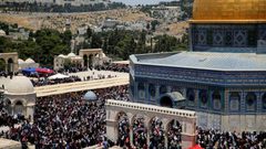 عشرات الآلاف يؤدون صلاة الجمعة في "الأقصى"