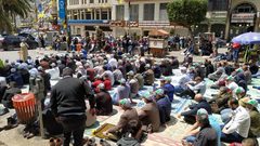 المئات يؤدون "الجمعة" وسط نابلس