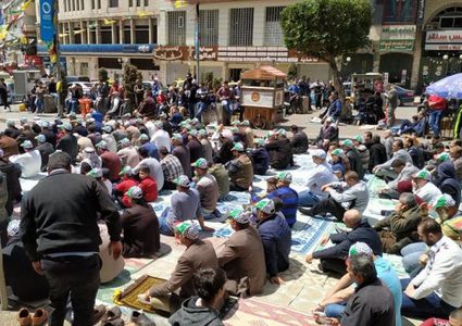 المئات يؤدون "الجمعة" وسط نابلس