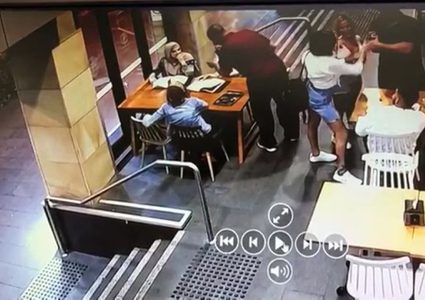 شاهد أسترالي يهاجم إمرأة مسلمة حامل بطريقة وحشية !